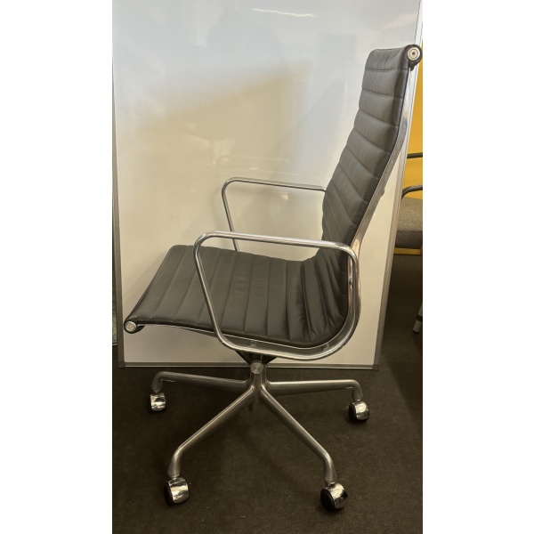 Herman Miller Eames Aluminium Group Management Armchair - Image 2